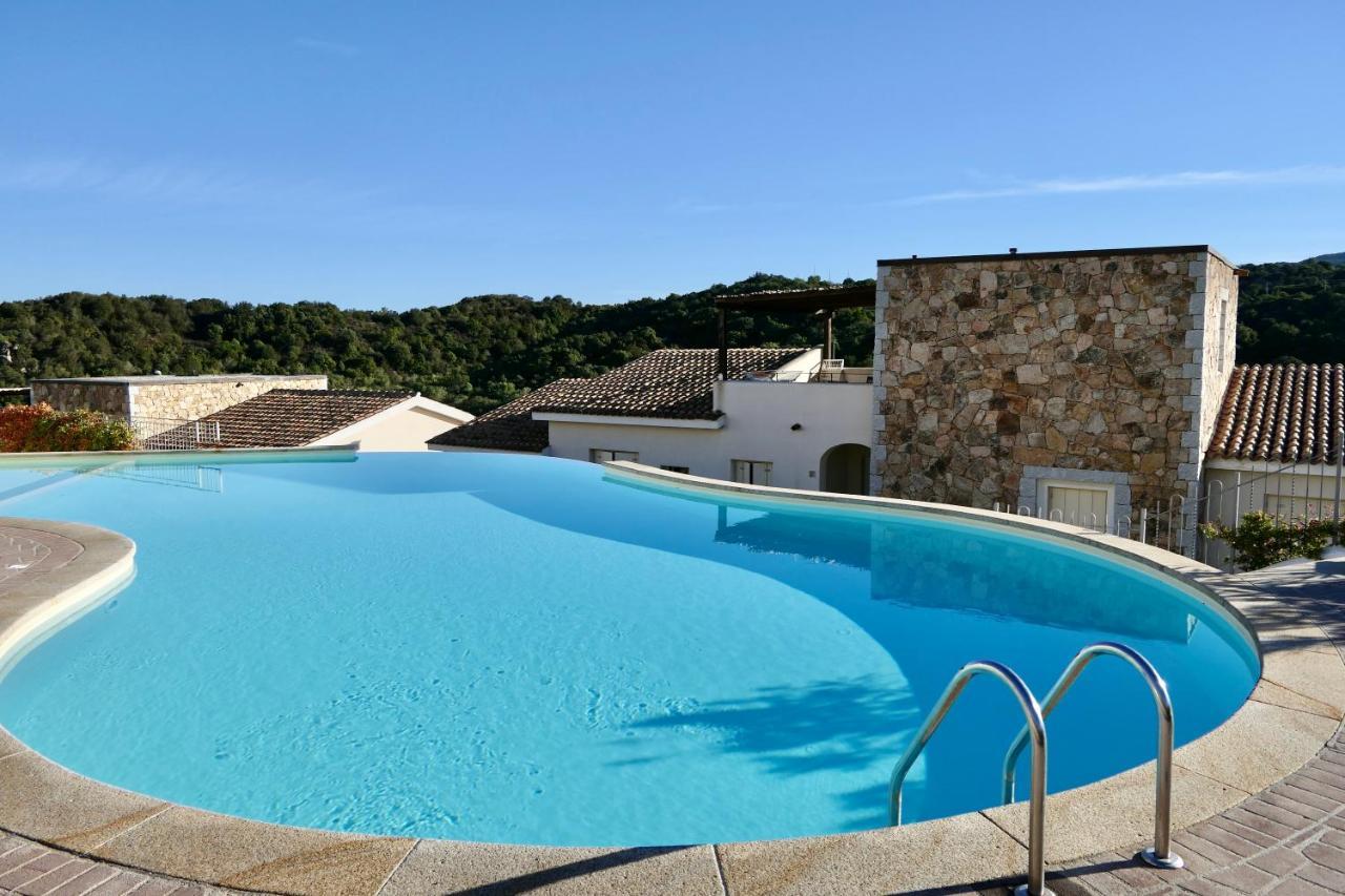 Residence Con Piscina A 4 Km Da Baja Sardinia Cala Bitta Extérieur photo