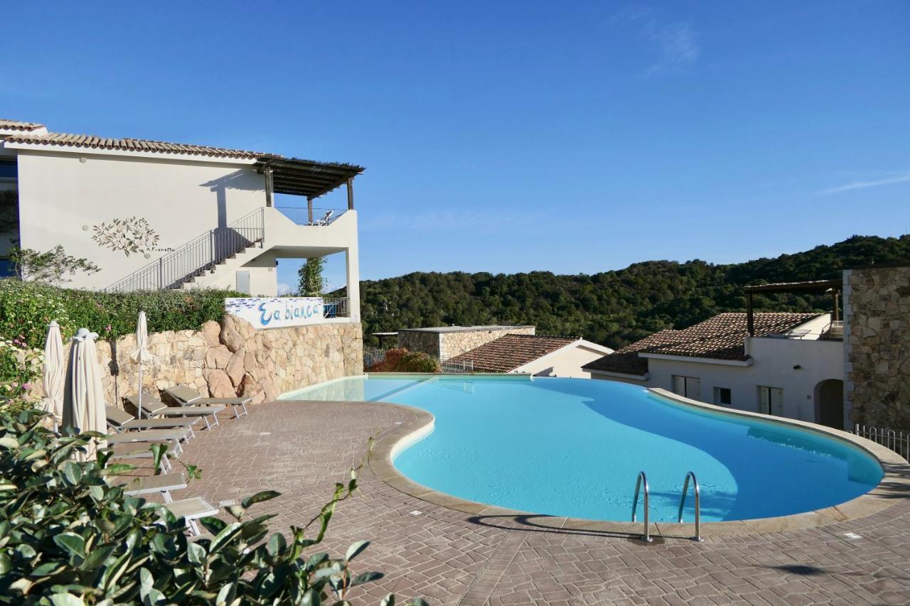 Residence Con Piscina A 4 Km Da Baja Sardinia Cala Bitta Extérieur photo
