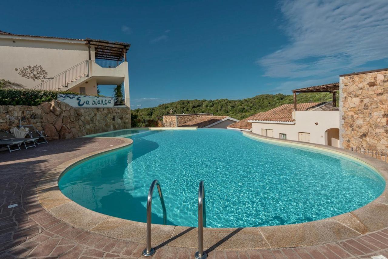 Residence Con Piscina A 4 Km Da Baja Sardinia Cala Bitta Extérieur photo